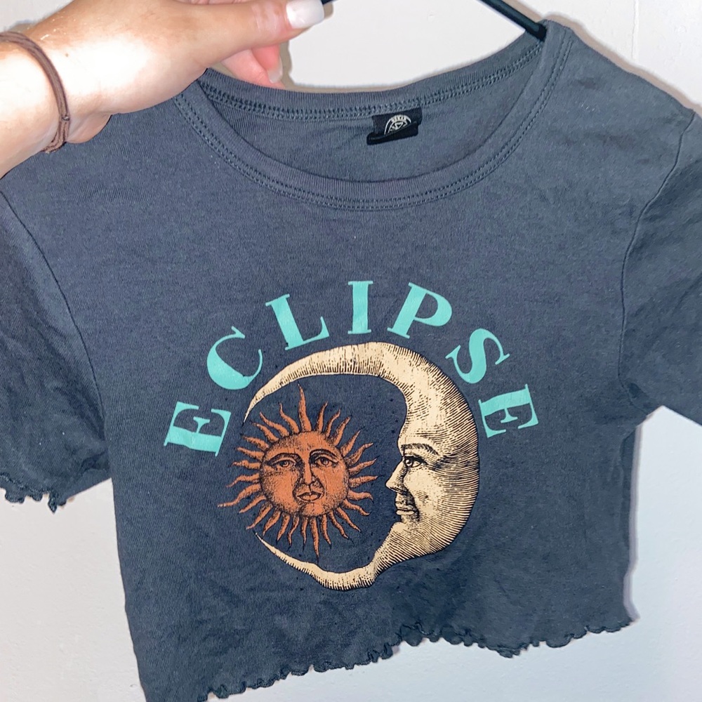 URBAN OUTFITTERS CROP TOP TEE ECLIPSE IN